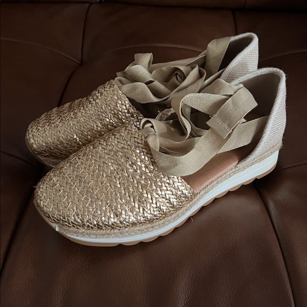 NWOT Menina Elegant Gold Woven Spadrilles Size 7